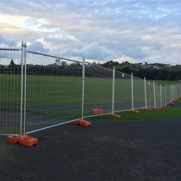 Australia temporary fence is placed between the lawn and the road