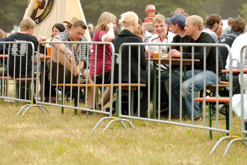 crowd-control-barrier-open-air-restaurant