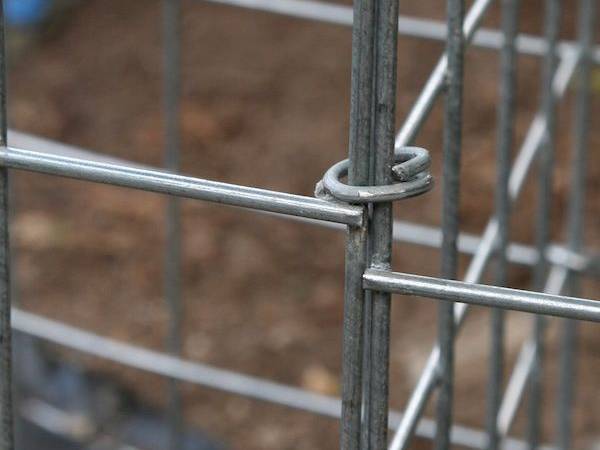 Two pieces of welded gabion mattresses are connected with lacing wires