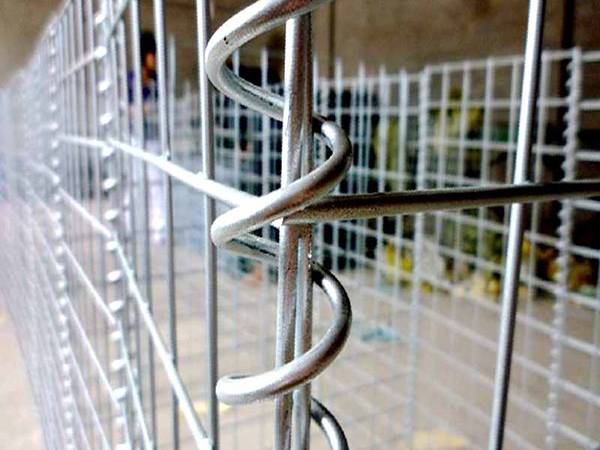 Two pieces of welded gabion mattresses are connected with lacing wires